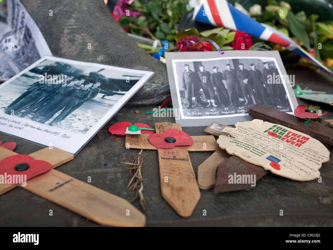 Royal Air Force Bomber Command Memorial in Green Park, London - Ehrungen durch Besucher links Stockfoto