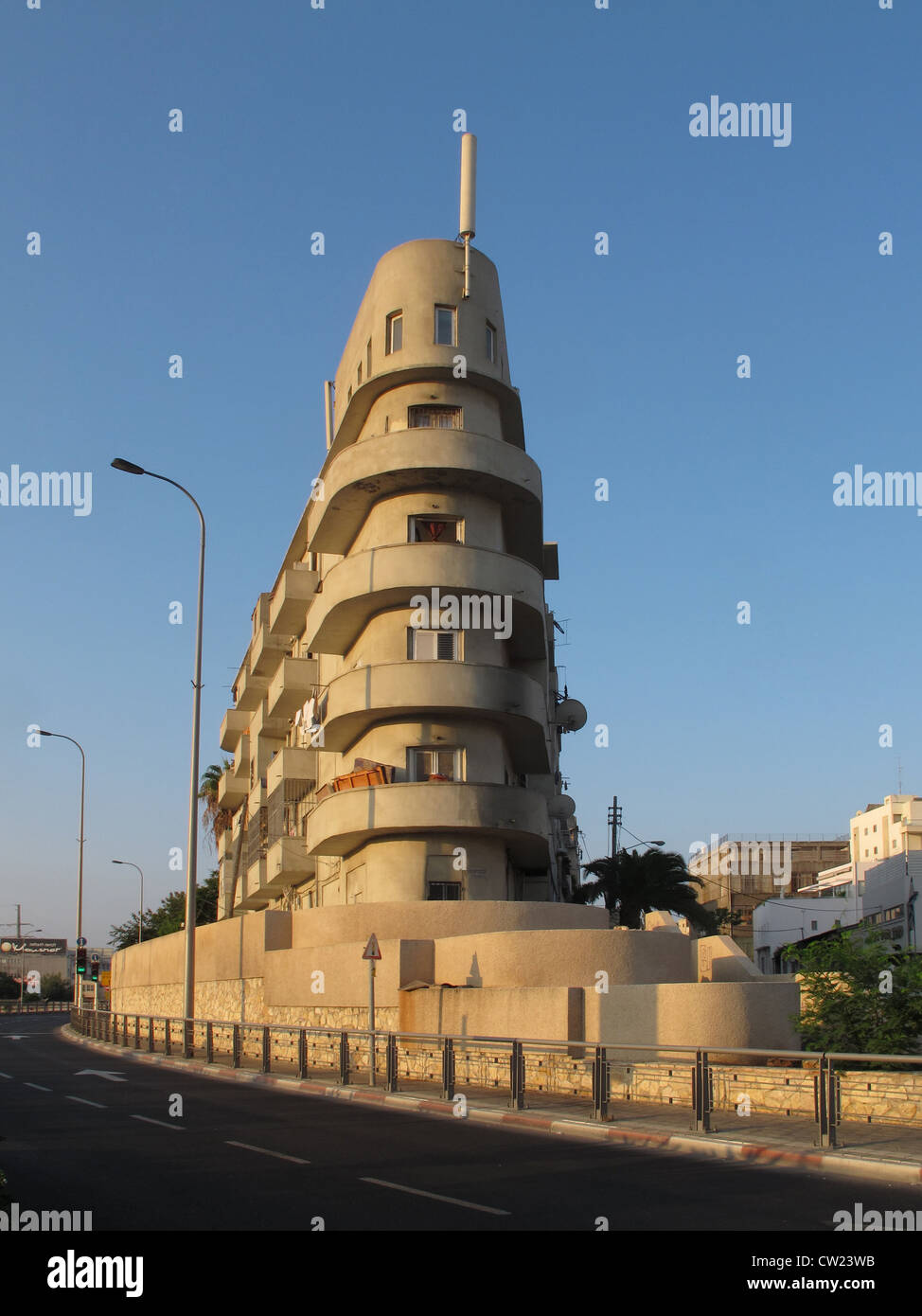 Die 'Boot' Haus im Bauhausstil Architektur die 1934 gebaute an den Ecken der Levanda und HaMasger Straßen in Tel Aviv, Israel. Tel Aviv ist ein Weltkulturerbe der Unesco für seine einzigartige Architektur, die größte Menge von Gebäuden im Internationalen "Bauhaus" in der Welt (4000). Stockfoto