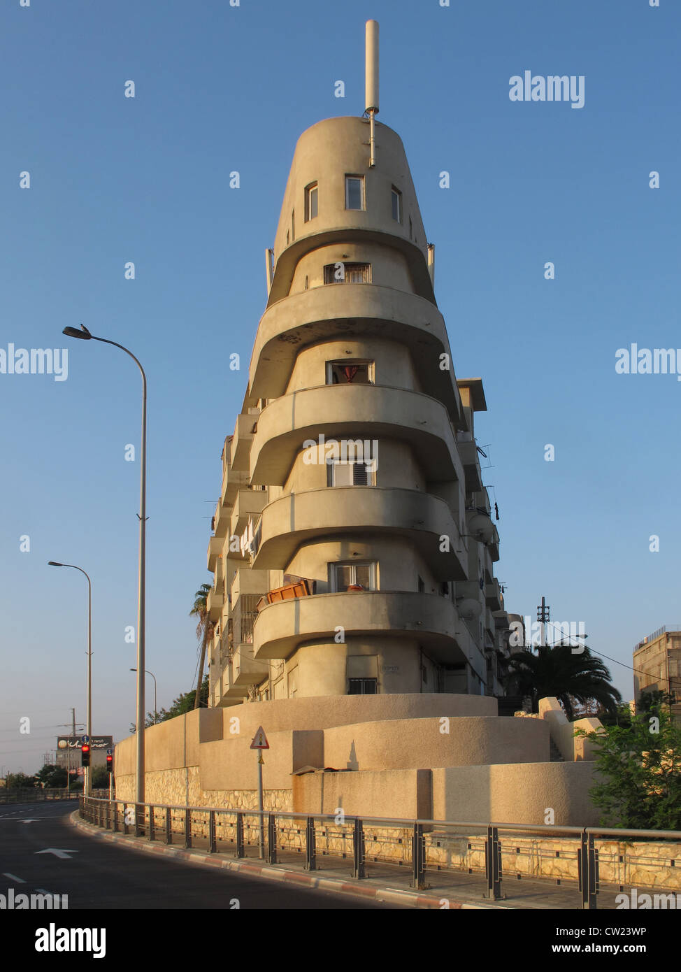 Die 'Boot' Haus im Bauhausstil Architektur die 1934 gebaute an den Ecken der Levanda und HaMasger Straßen in Tel Aviv, Israel. Tel Aviv ist ein Weltkulturerbe der Unesco für seine einzigartige Architektur, die größte Menge von Gebäuden im Internationalen "Bauhaus" in der Welt (4000). Stockfoto