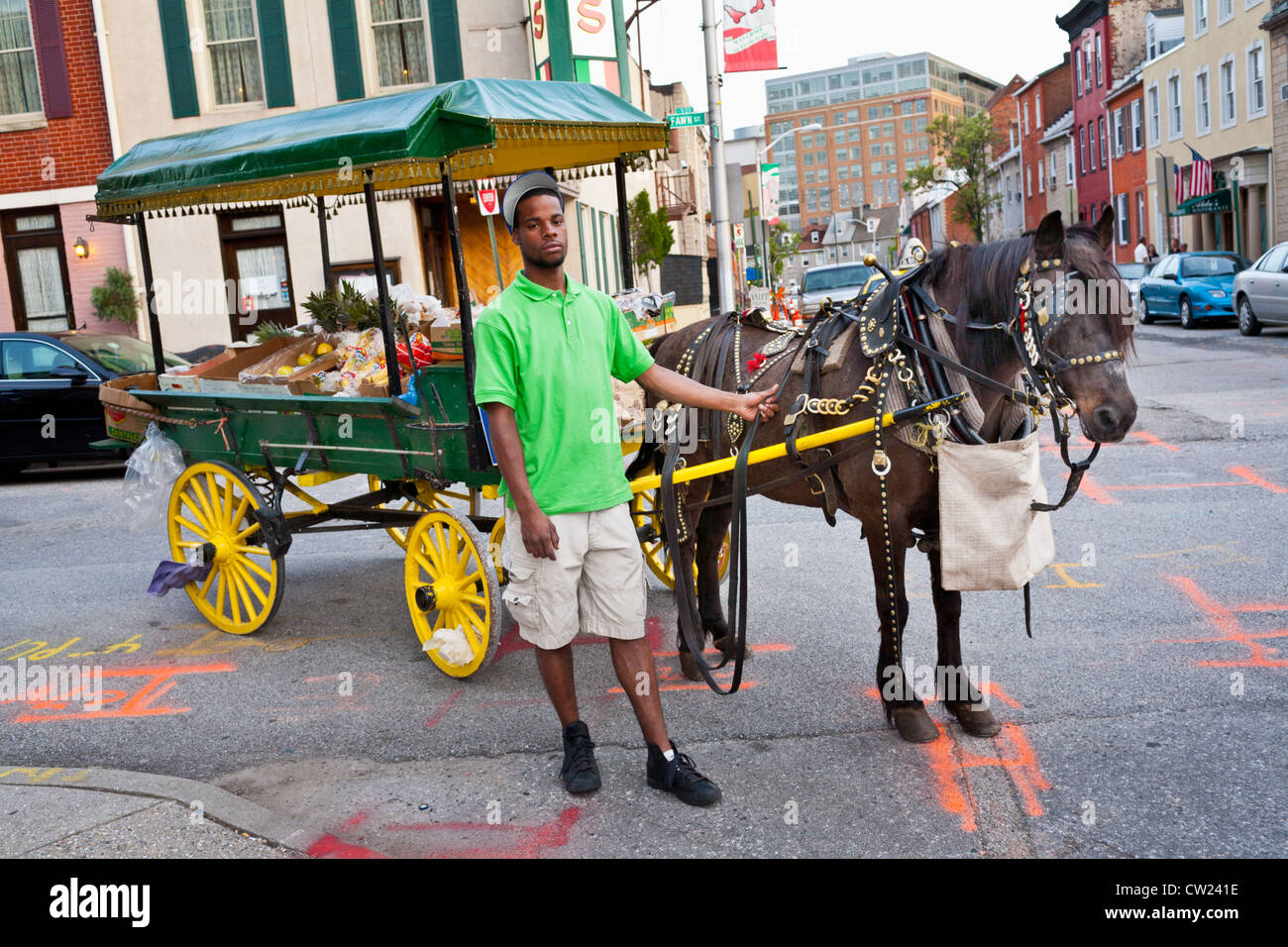 Mann in Baltimore, Maryland, bekannt als ein "Street Araber", Verkauf von Produkten aus Wagen, gezogen von pony Stockfoto