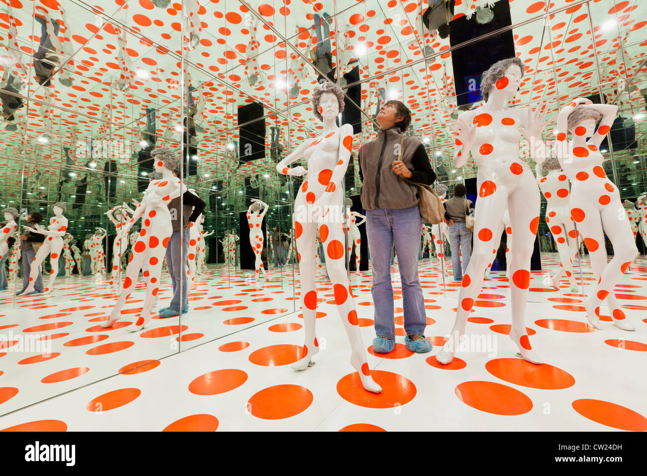 Matratze Werksmuseum, Pittsburgh, Pennsylvania, Installation von Yayoi Kusama genannt "unendlich Punkte gespiegelt Zimmer" Stockfoto