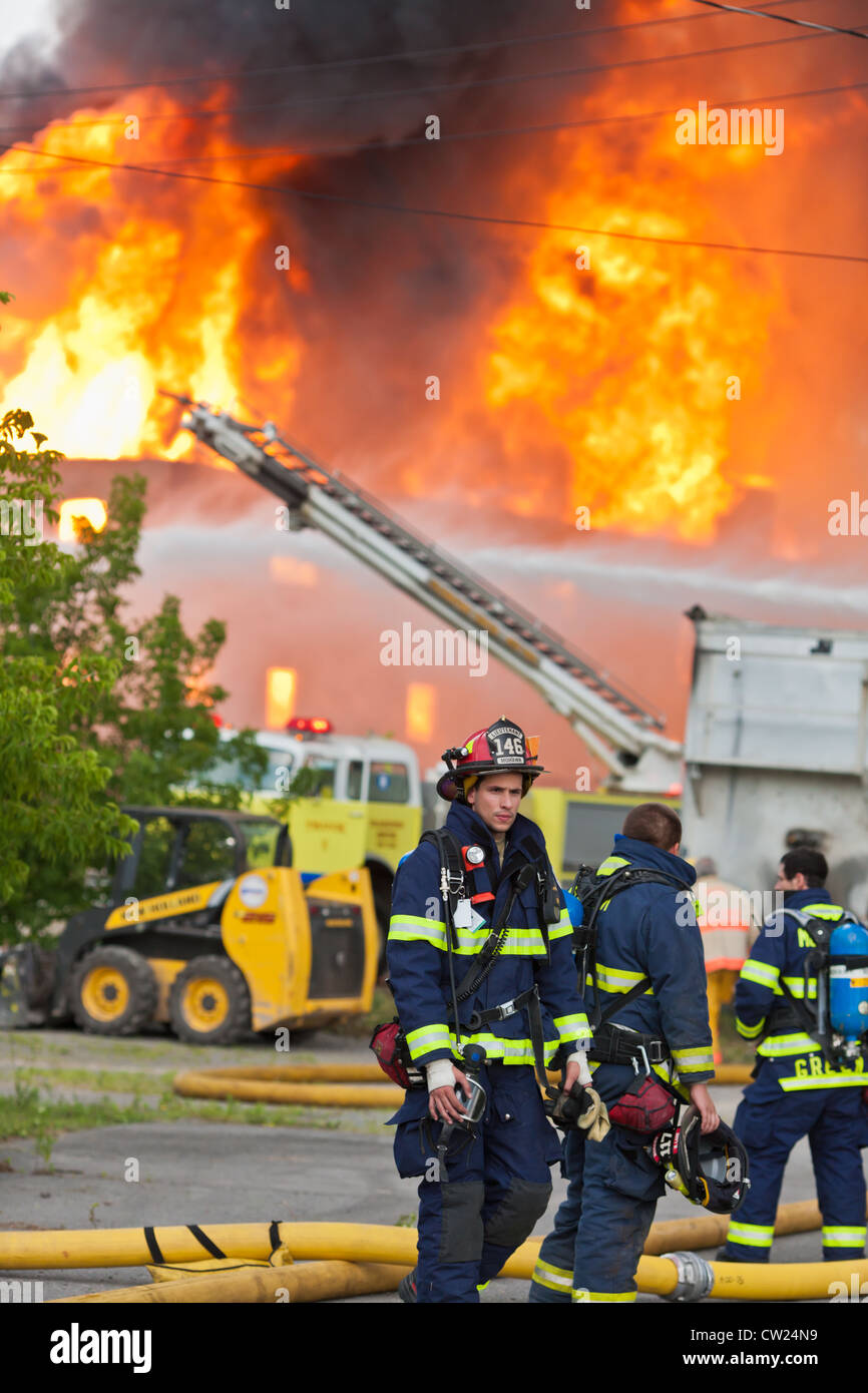 Feuerwehrmann bei einem Brand Stockfoto