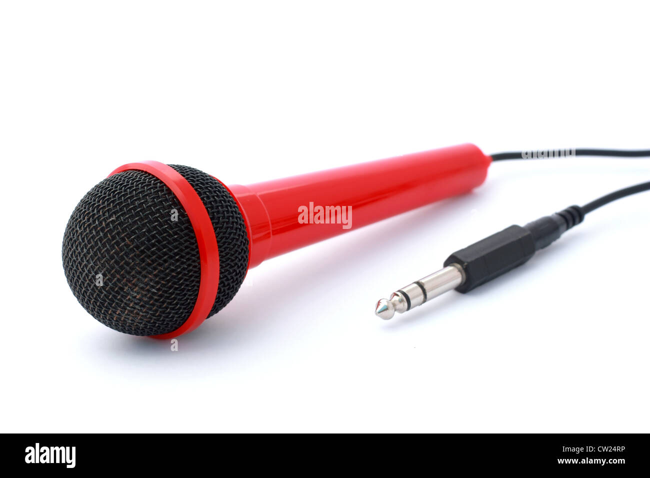 Rot-Mikrofon mit Stecker und Kabel isoliert auf weiss mit Exemplar Stockfoto