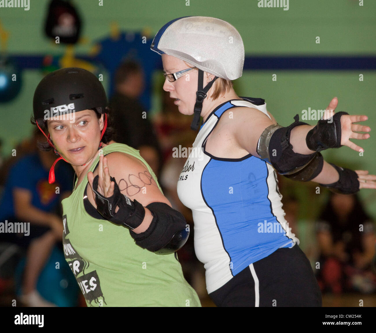 Royal Windsor Roller Girl auf der rechten Seite streckt ihre Arme um zu zeigen, dass sie nicht wieder in einem Kampf gegen Romsey Stadt blockiert wird. Stockfoto