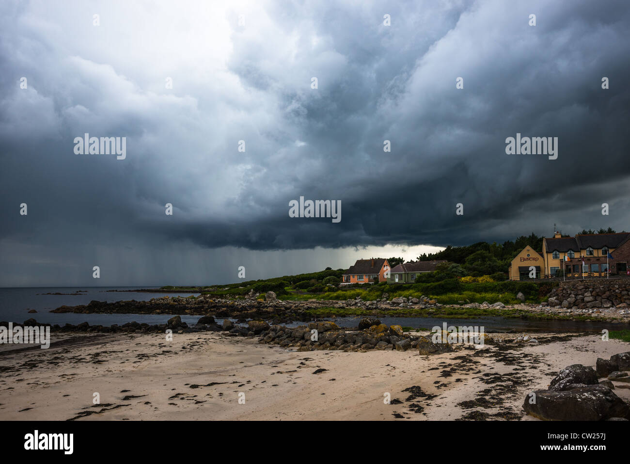Gewitterhimmel an Grafschaft Galways Südküste, Irland. Stockfoto