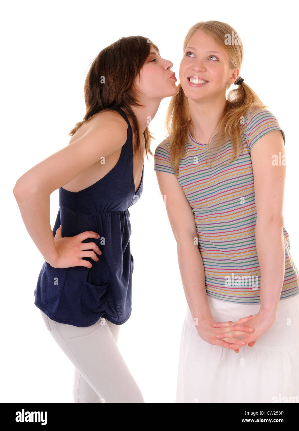 Eine Junge Frau Lassige In Wange Kussen Ein Anderes Madchen Auf Isoliert Auf Weissem Hintergrund Stockfotografie Alamy