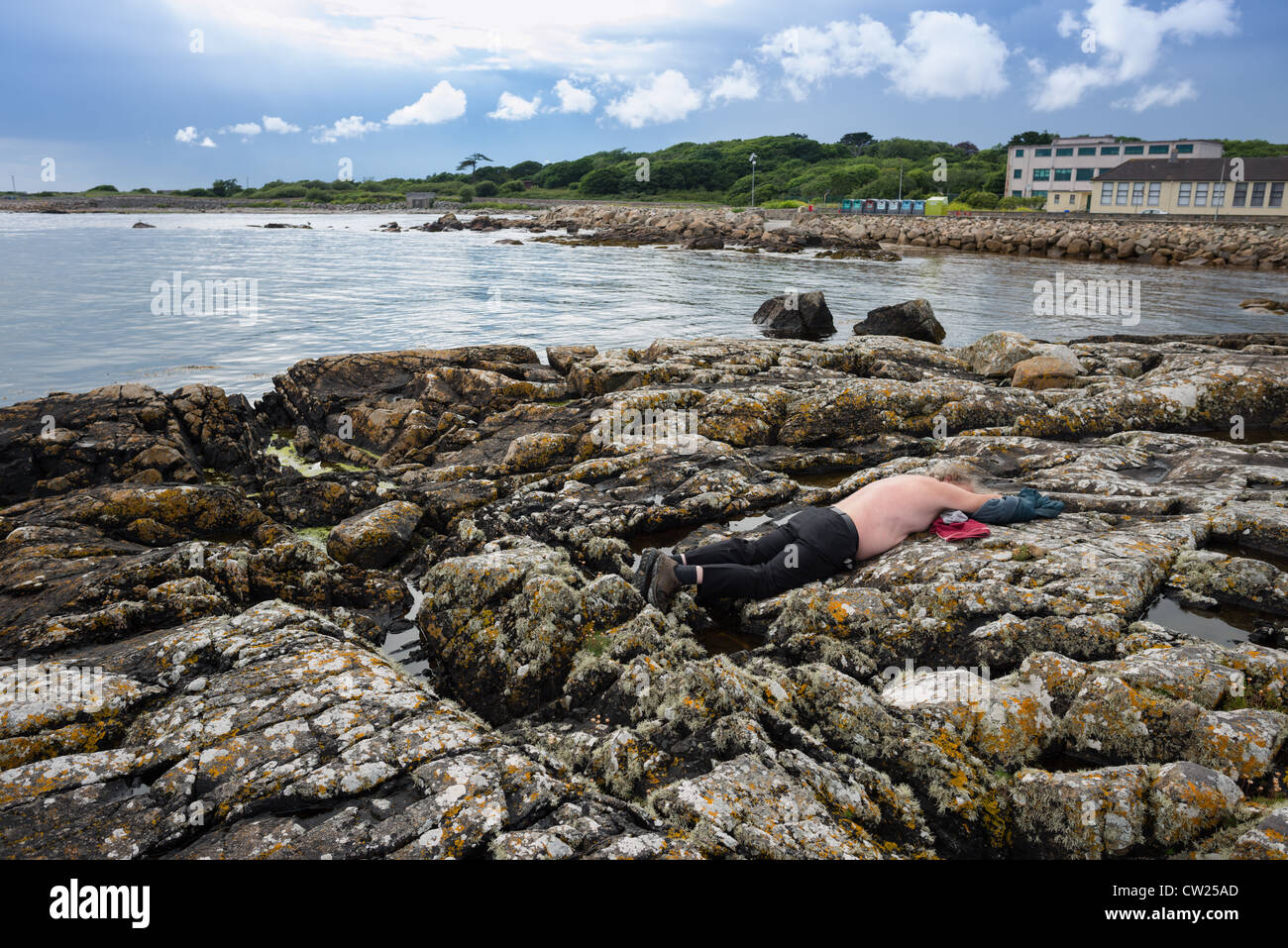 Ein Alter Mann unter der Sonne an die Südküste Grafschaft Galway. Republik von Irland. Stockfoto