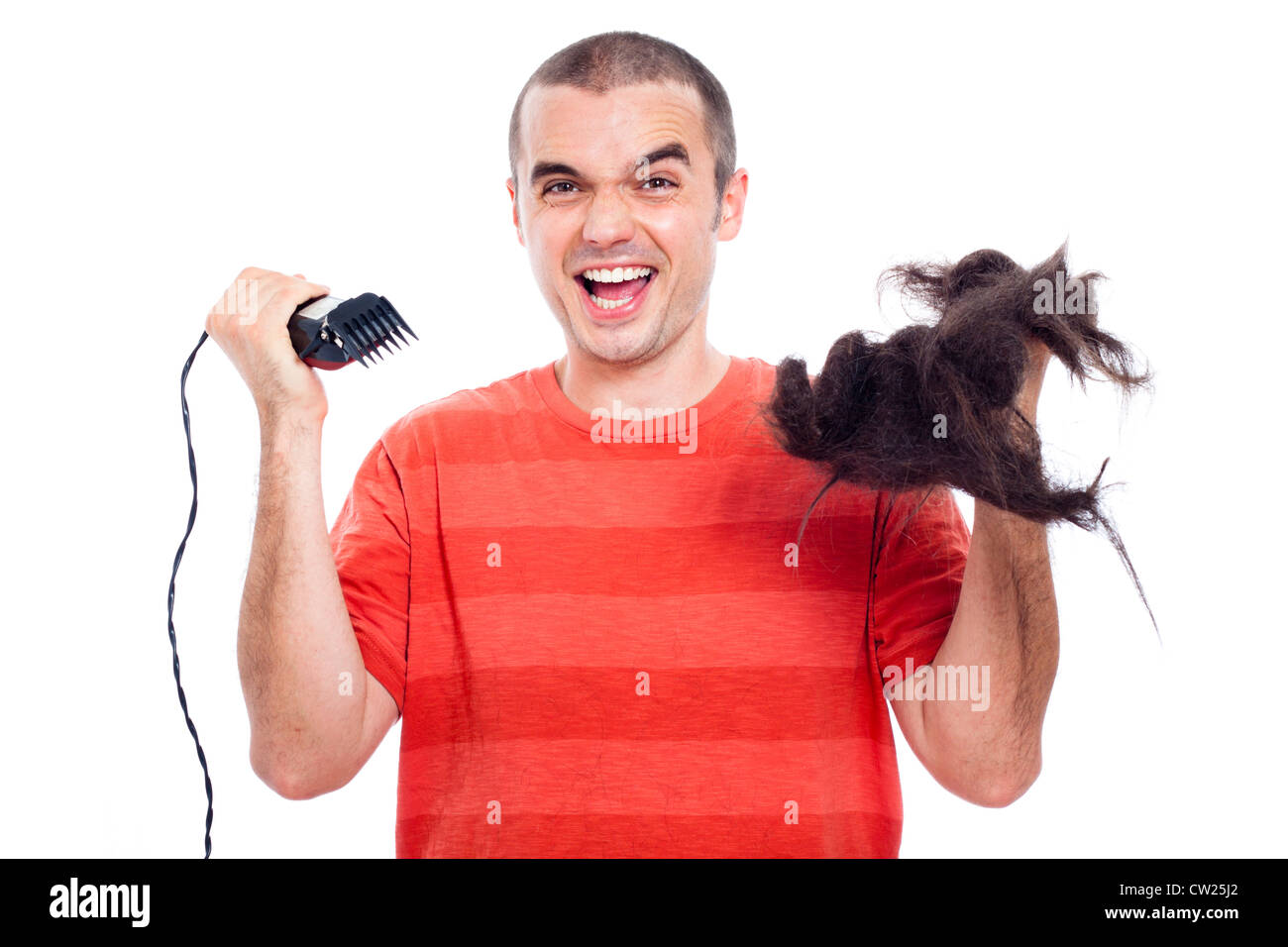 Lustige glatzköpfiger Mann hält seine lange rasierte Haare und Haar-Trimmer, isoliert auf weißem Hintergrund. Stockfoto