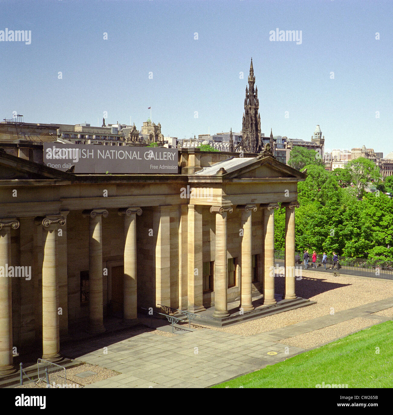 Scottish National Gallery auf dem Mound, Edinburgh, Schottland, UK mit Scott Monument in Princess Street Gardens Stockfoto