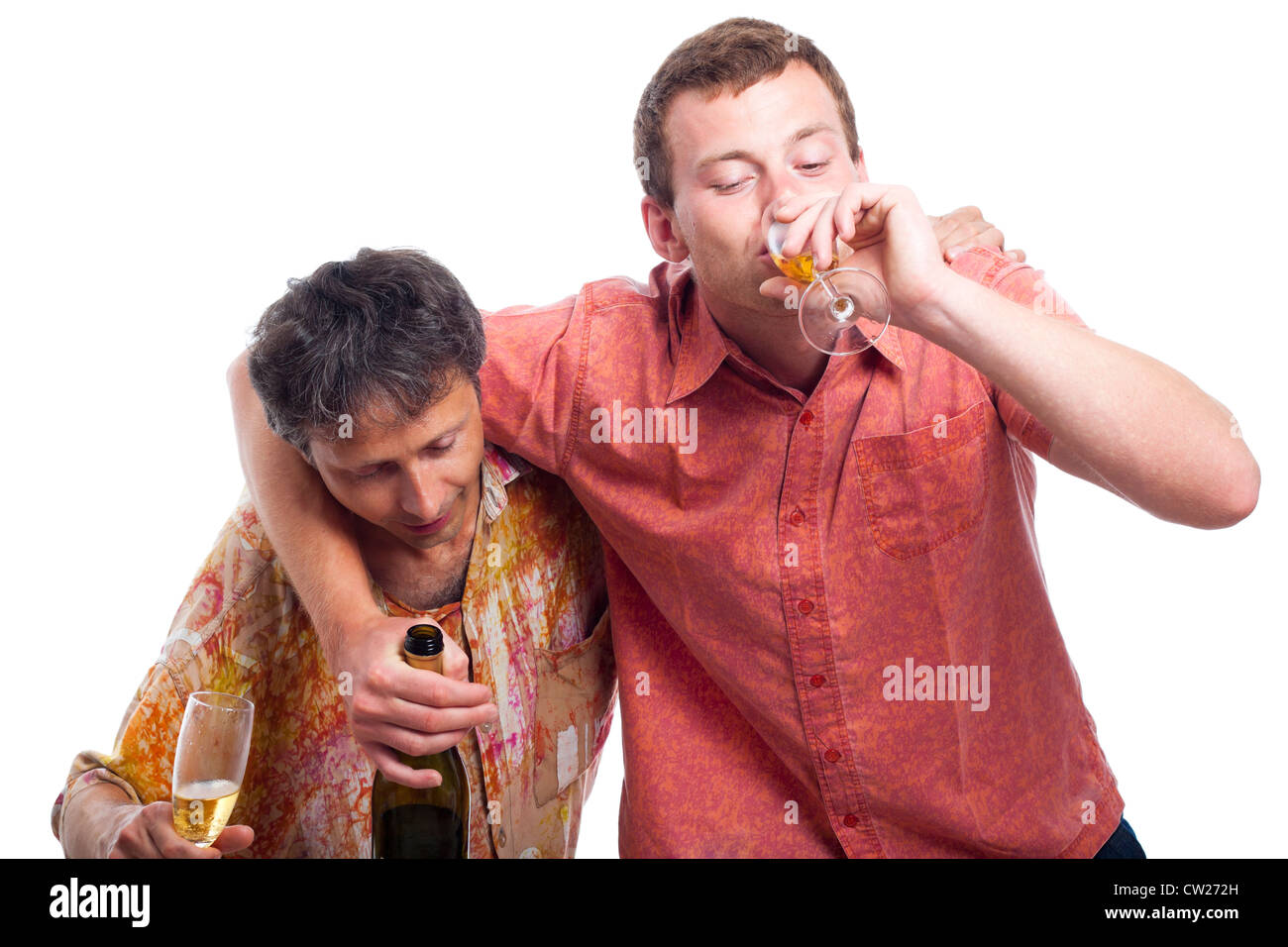 Zwei betrunkene Männer trinken Alkohol, isoliert auf weißem Hintergrund. Stockfoto