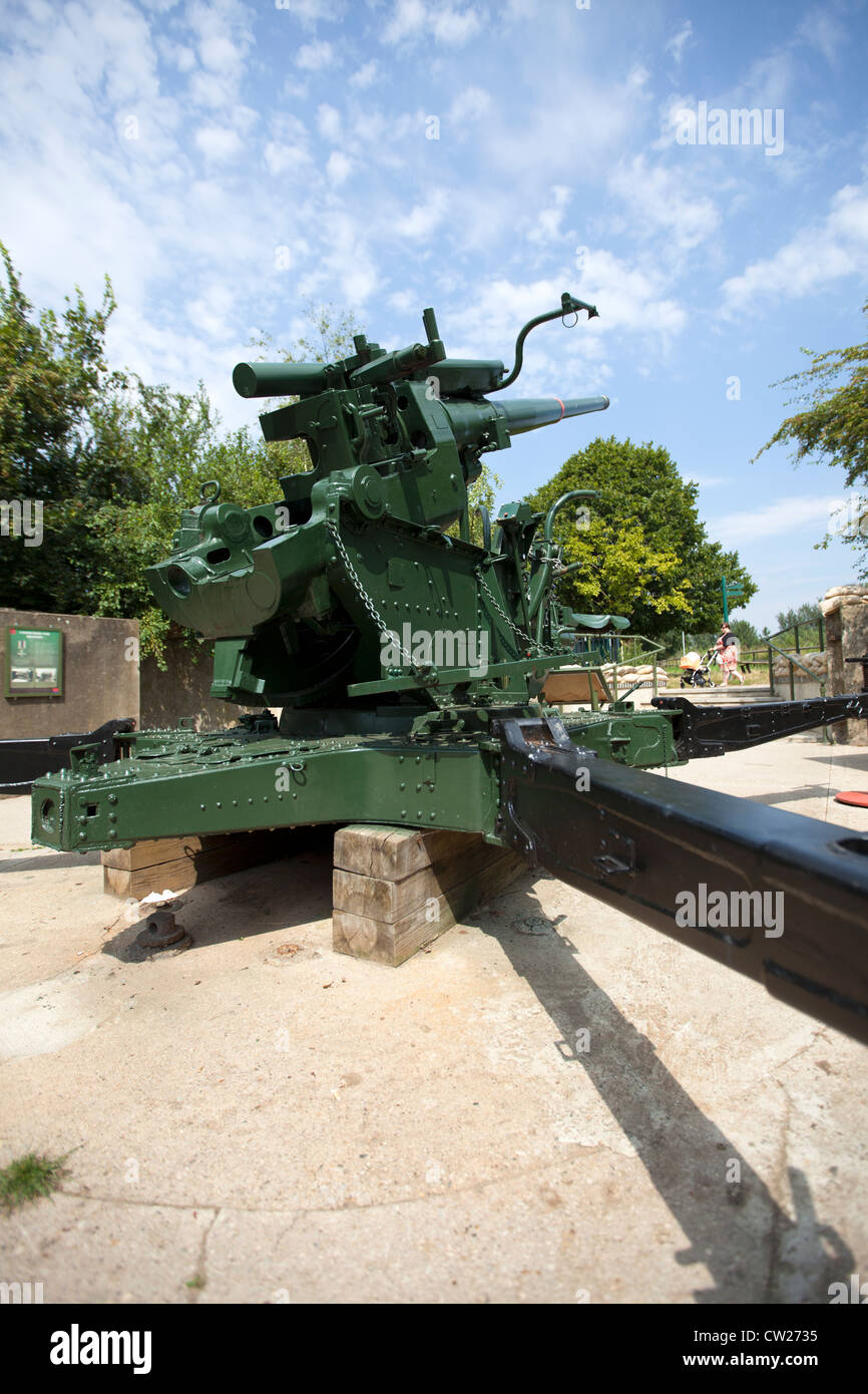 WW2 Ack Ack (Flak) Pistole Plätz in London, UK, Tower Hamlets, Isle of Dogs, Mudchute Park & Farm wiederhergestellt. Stockfoto