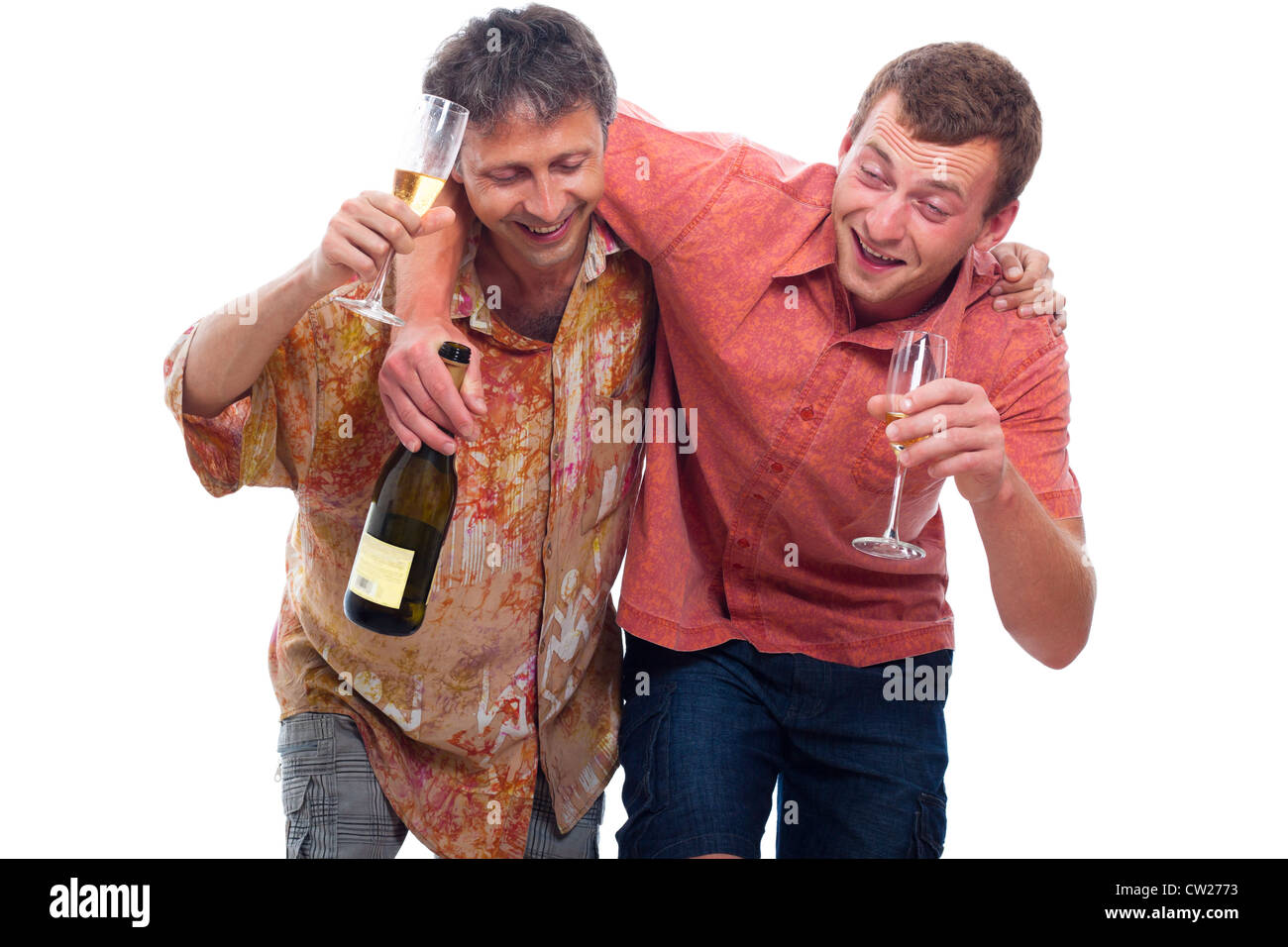 Zwei glückliche betrunkene Männer mit Flasche und Glas Alkohol, isoliert auf weißem Hintergrund. Stockfoto