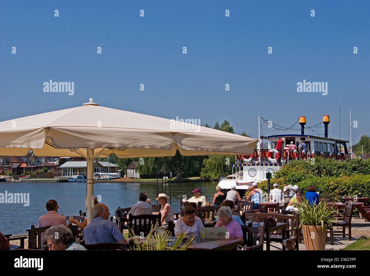 Alfresco Esszimmer neben der Fluss Bure, am Horning auf den Norfolk Broads, zusammen mit der Mississippi-Tretboot, Norfolk Stockfoto Alfresco Esszimmer neben der Fluss Bure, am Horning auf den Norfolk Broads, zusammen mit der Mississippi-Tretboot, Norfolk Stockfoto