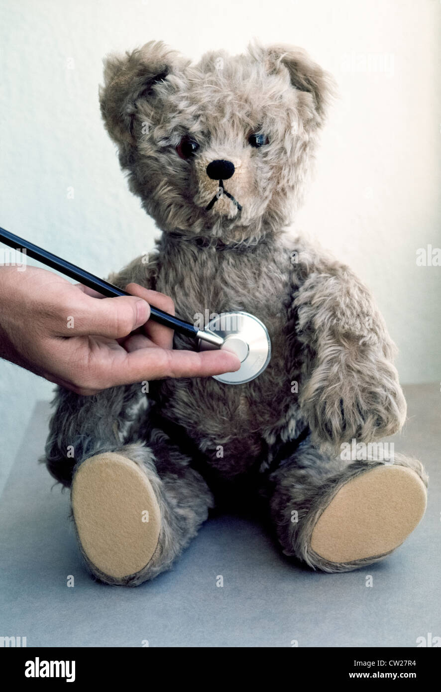 Eine medizinische Stethoskop wird verwendet, um ein Spielzeug Teddybär Herzschlag junge Kinder nicht zu den Arzt Instruments fürchten lehren zu überprüfen. Stockfoto