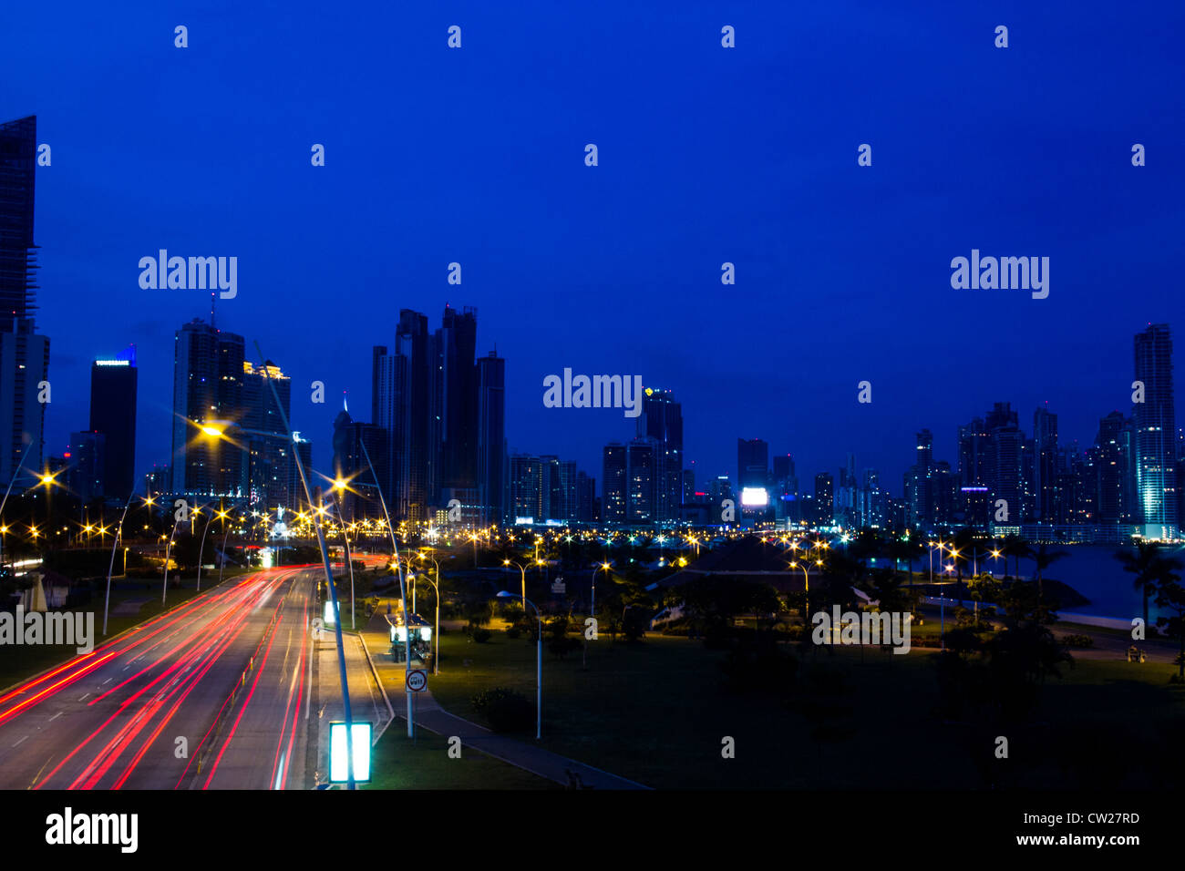 Coastal Umgehungsstraße in der Nacht. Panama City, Republik von Panama, Mittelamerika Stockfoto