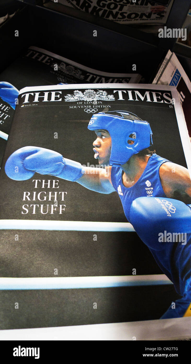 2012 Olympic Boxing Champion Nicola Adams auf der Titelseite der Zeitung The Times The Right Stuff London England UK Stockfoto