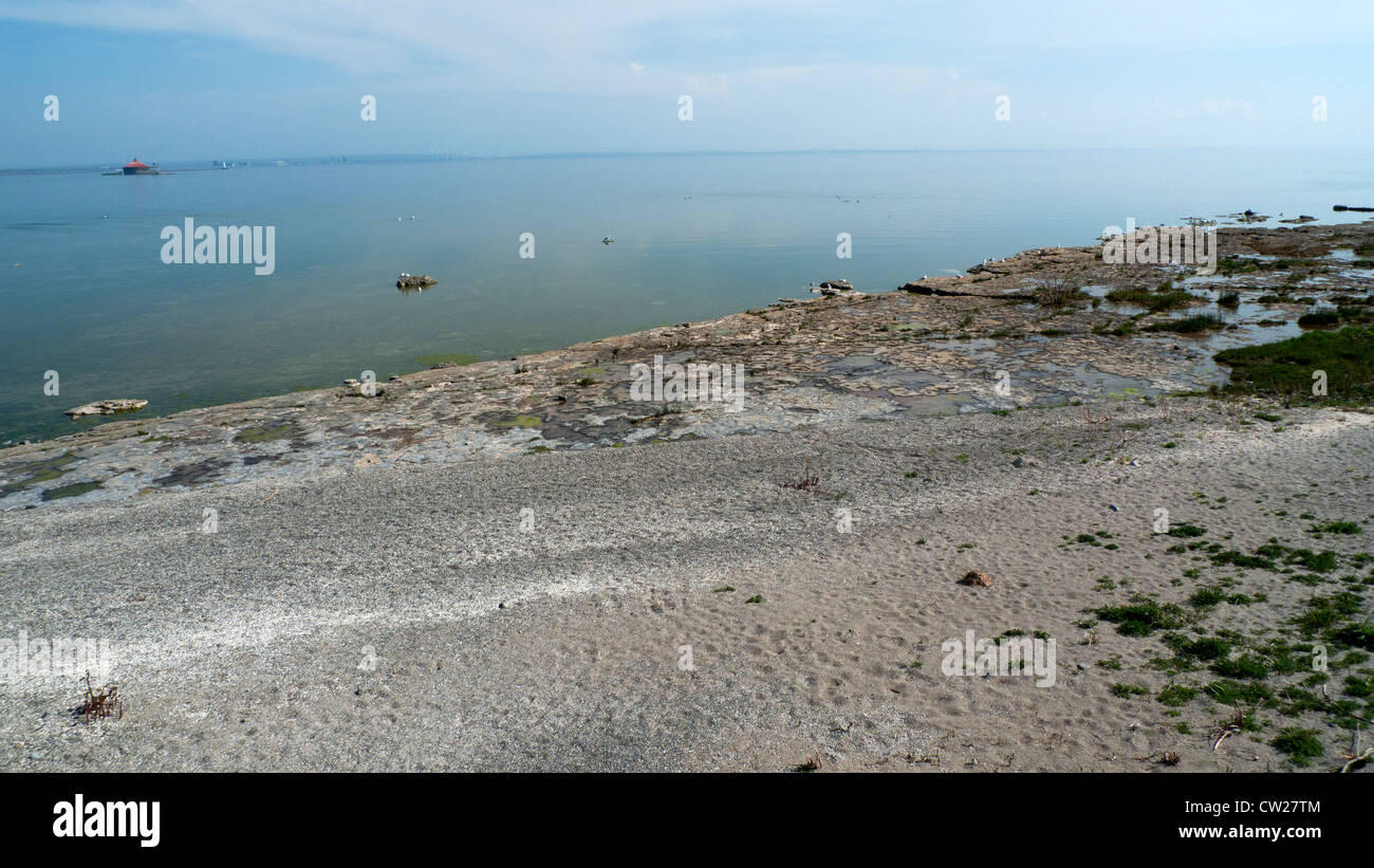 Ein Blick auf das Ufer und Pumpe Haus am Horizont den Eriesee in Fort Erie, Ontario, Kanada KATHY DEWITT Stockfoto