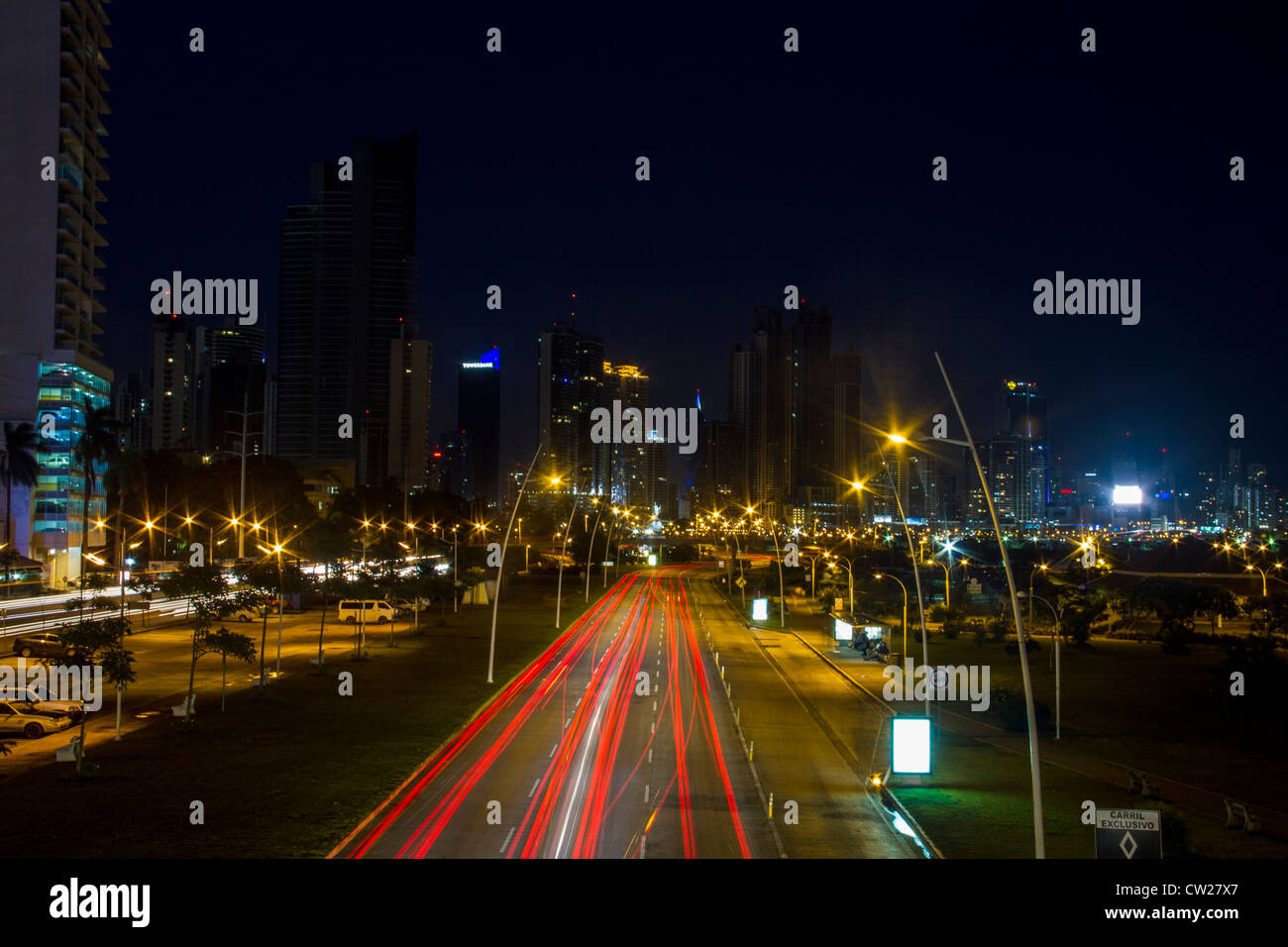 Coastal Umgehungsstraße in der Nacht. Panama City, Republik von Panama, Mittelamerika Stockfoto