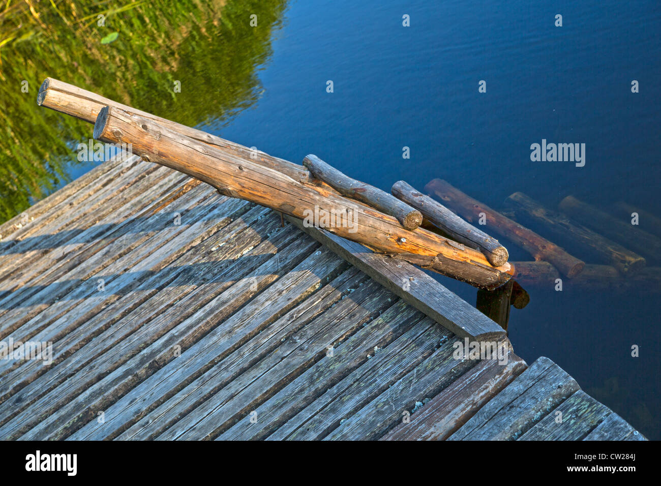Holzleiter benetzt von Wasser führen nach unten Stockfoto