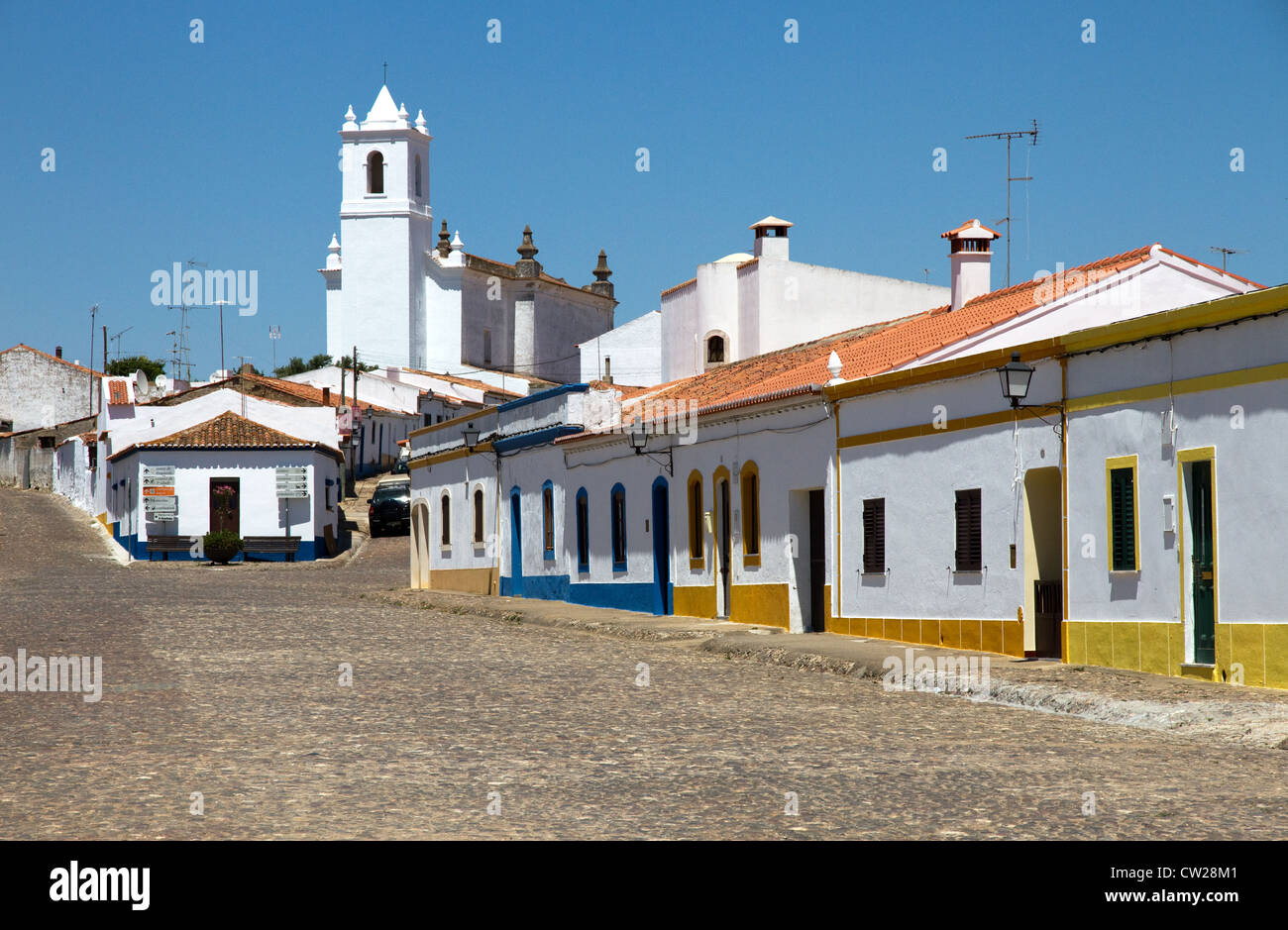 Main Street von der kleinen Stadt Entradas (Stadtrecht 1510), in der Nähe von Castro Verde, Baixo Alentejo, Portugal Stockfoto