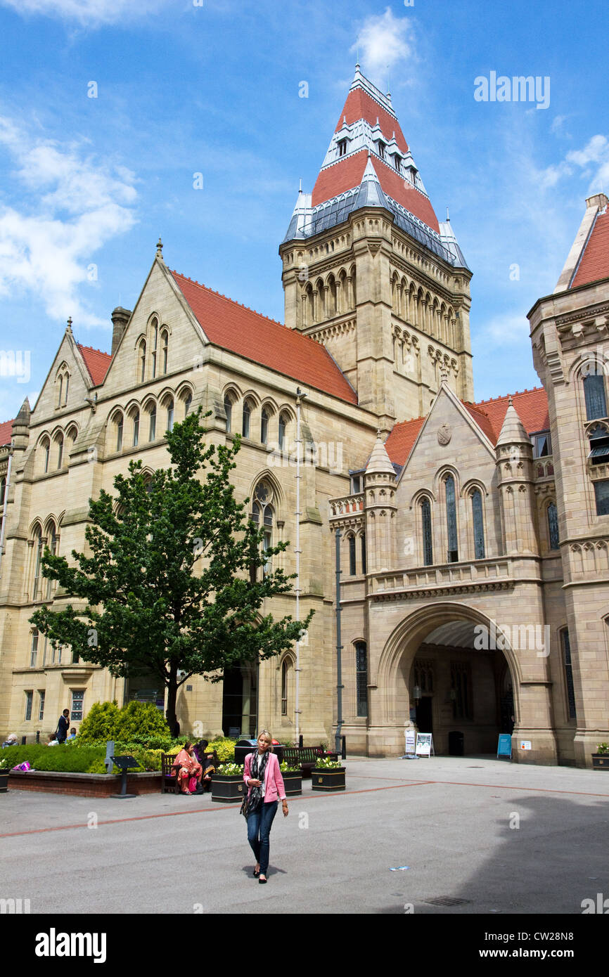 Wichtigsten Viereck von Waterhouse Quad mit Turm & Ratssaal, Universität von Manchester, Manchester, UK. Stockfoto