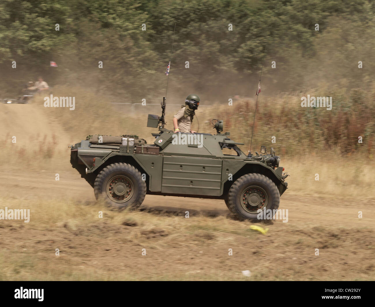 Der Daimler Ferret Mk1 ist ein in Großbritannien hergestelltes gepanzertes Aufklärungsfahrzeug, das hauptsächlich für militärische Verbindungsaufgaben eingesetzt wird. Ausgestattet mit einem Revolver und Schienen, ist er für Mobilität und Schutz auf dem Schlachtfeld konzipiert. Zu seinen Aufgaben gehört die Bereitstellung von Aufklärungs- und Kommunikationsunterstützung während des Betriebs. Stockfoto