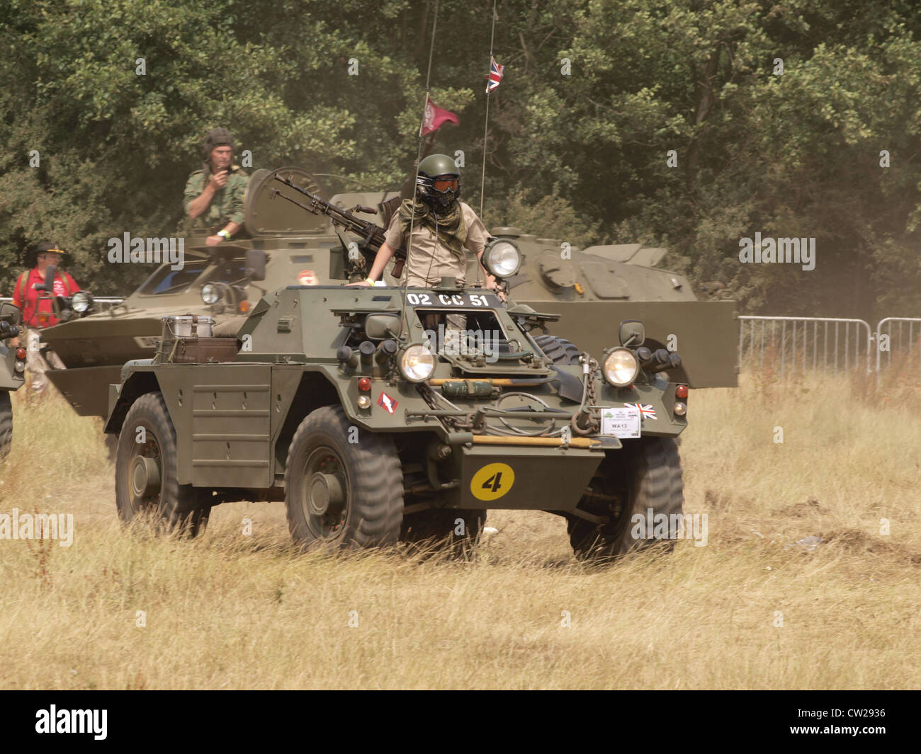 Der Daimler Ferret Mk1 ist ein britisches Aufklärungsfahrzeug, das häufig bei militärischen Operationen eingesetzt wird. Bekannt für seine leichte gepanzerte Karosserie und 4x4-Räder, wurde es von der britischen Armee für Spähungsmissionen genutzt. Das Fahrzeug verfügt über eine Browning-Maschinenpistole im Kaliber .30 und ist für schnelle Mobilität und Schutz in Kampfumgebungen ausgelegt. Stockfoto