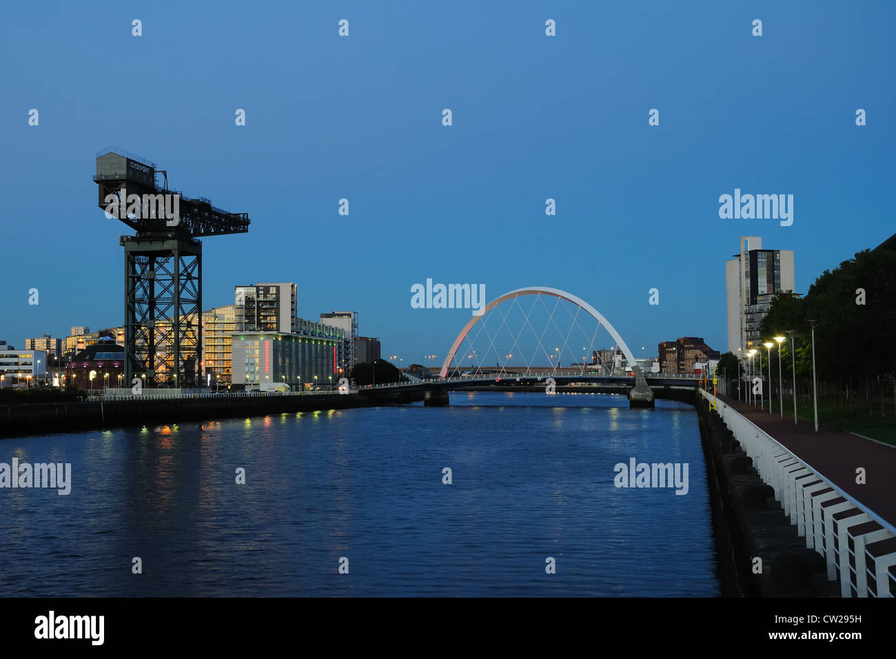 Blick entlang der Clyde in Richtung Glasgow. Die am Fluss Weg führt zum Clyde Arc und hinüber zur Finnieston Kran. Stockfoto