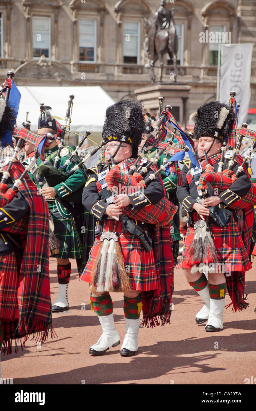 Massed Pipe Band bei George Square, im Rahmen von Piping Live!, der Glasgow International Piping Festival Stockfoto