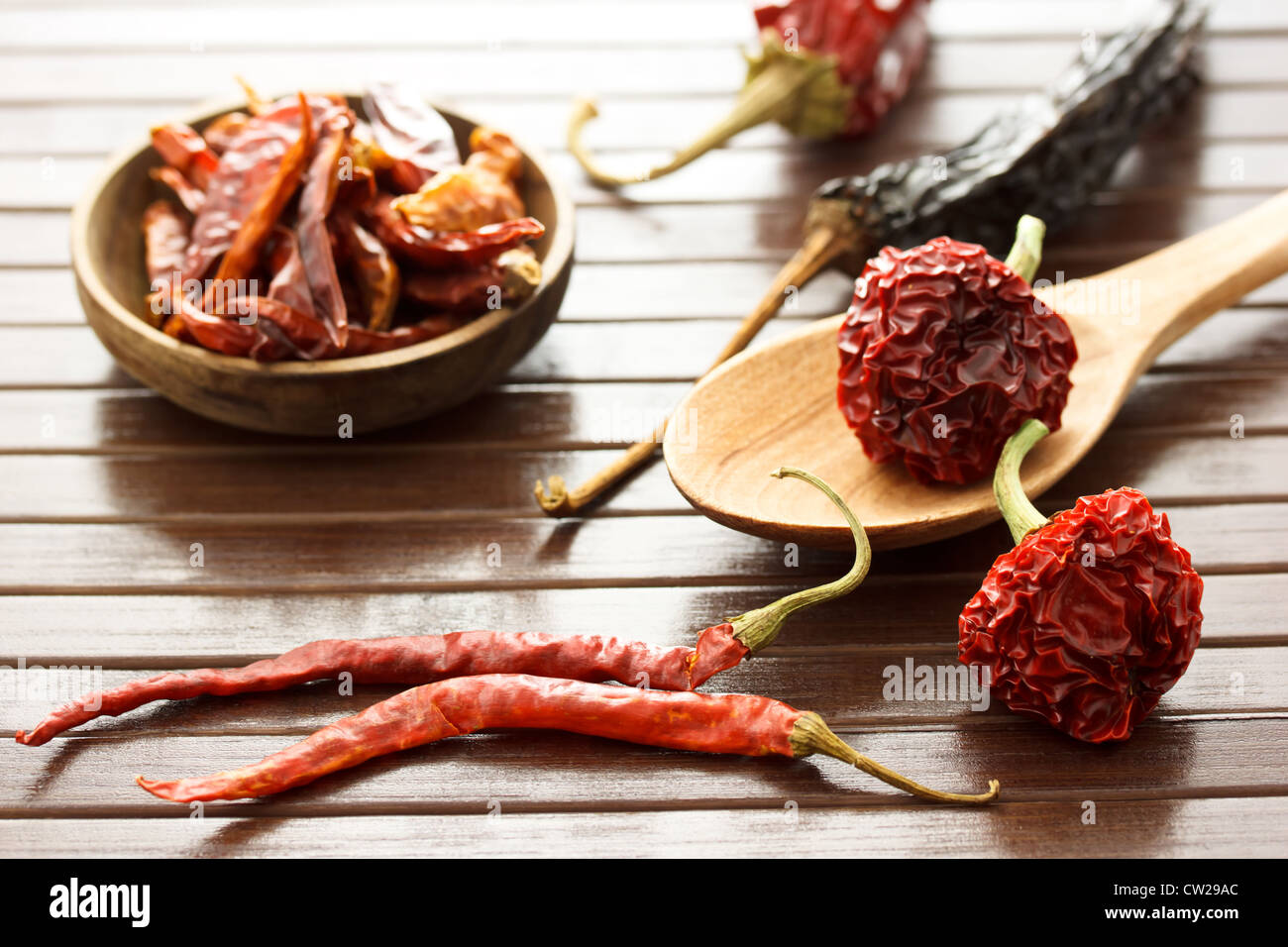 Sortiment an Getrocknete Chilischoten auf Holzmatte Stockfoto