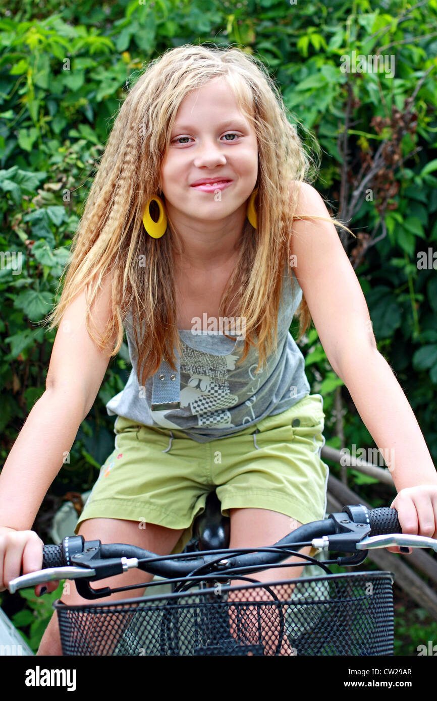 Ein 12 Jahre Altes Madchen Sitzen Auf Dem Fahrrad Im Garten Stockfotografie Alamy