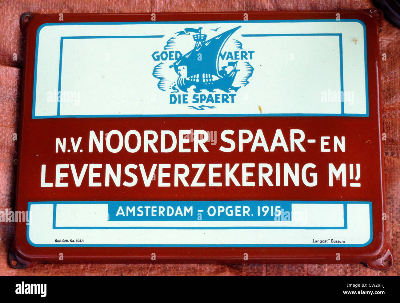 Das Emailzeichen des „Noorder Spaar-en Levensverzekering Mij“ ist ein Werbestück aus dem frühen 20. Jahrhundert, das eine niederländische Lebensversicherungsgesellschaft repräsentiert. Dieses Sammlerschild ist ein Stück Vintage-Werbegeschichte. Stockfoto