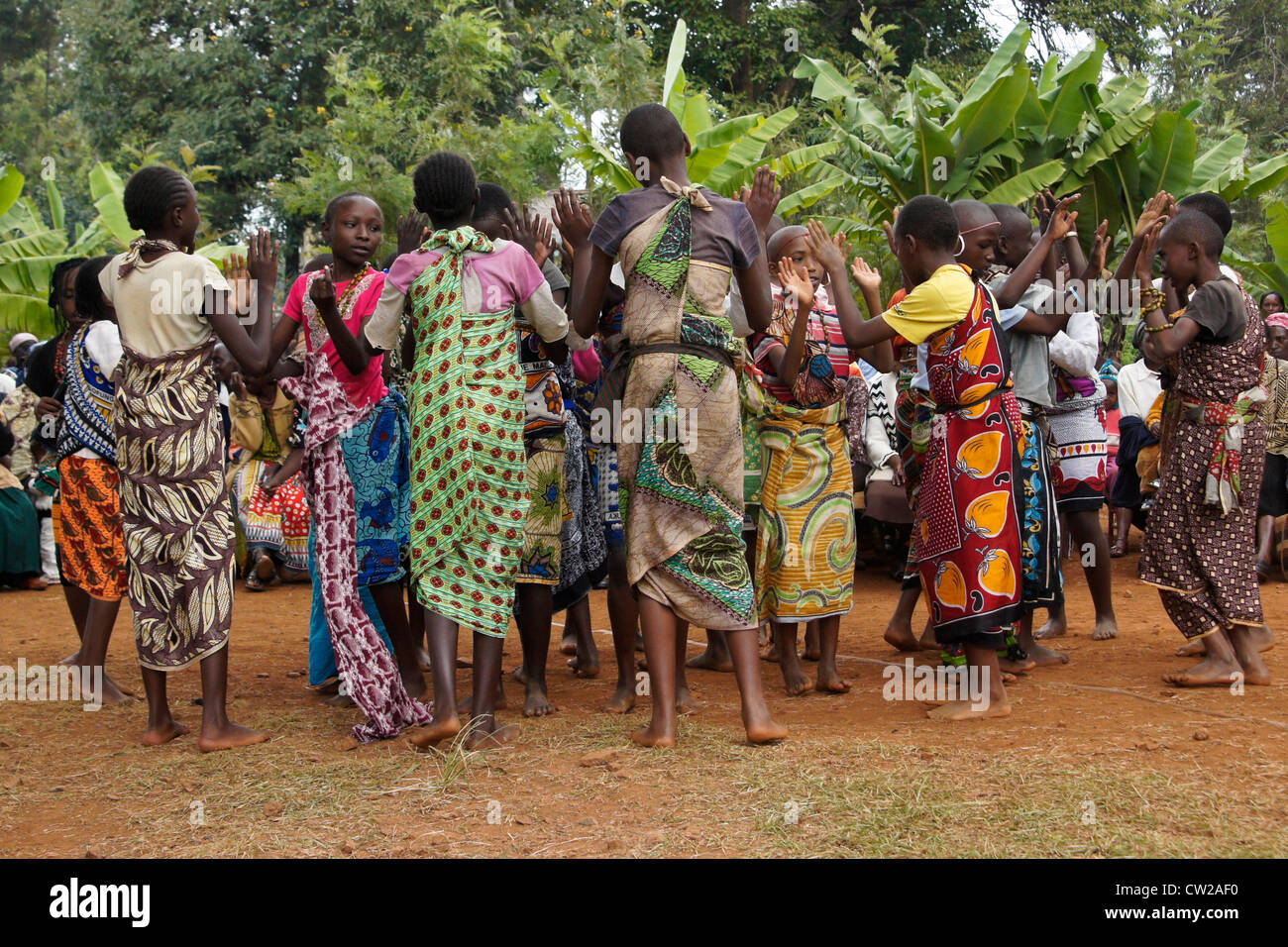 Kikuyu Mädchen durchführen Tribal Dance, Caratina, Kenia Stockfoto