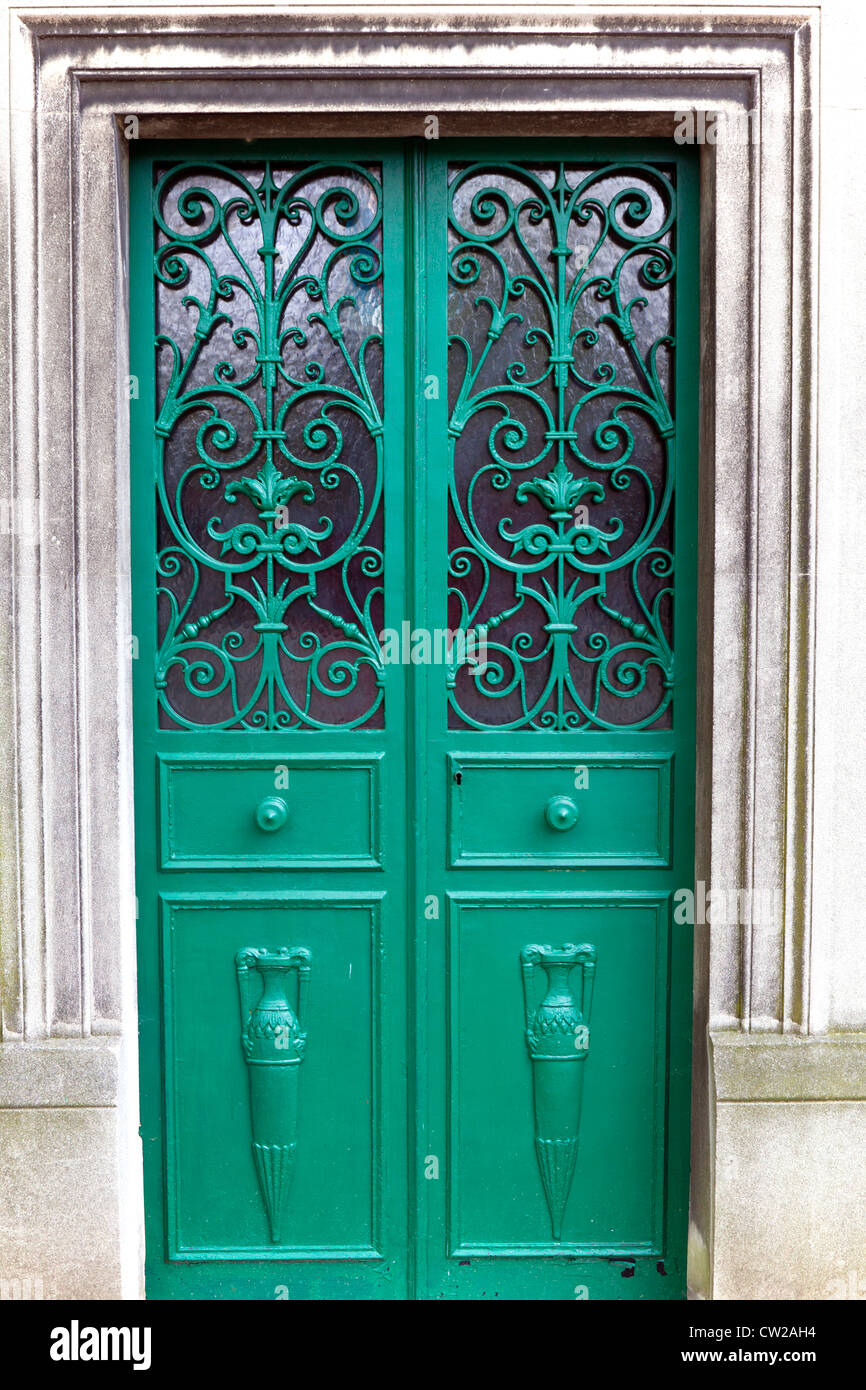 Reich verzierte grünes Grab Türen, Friedhof Pere Lachaise, Paris, Frankreich Stockfoto