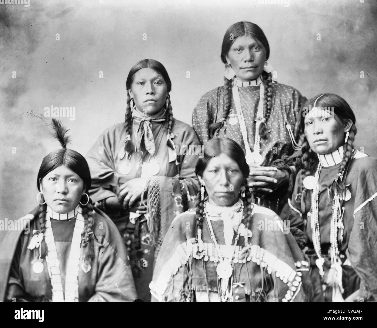Fünf Frauen Ute gestellt, ca. 1899 Stockfoto