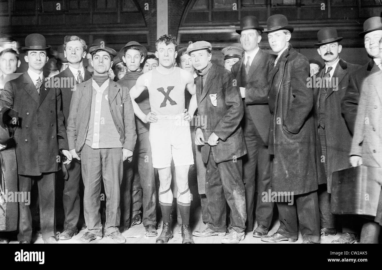 James Clark, Gewinner des Brooklyn-Marathon, mit anderen, 12. Februar 1909 mit einer Weltrekord-Zeit von 02:46:52 Stockfoto