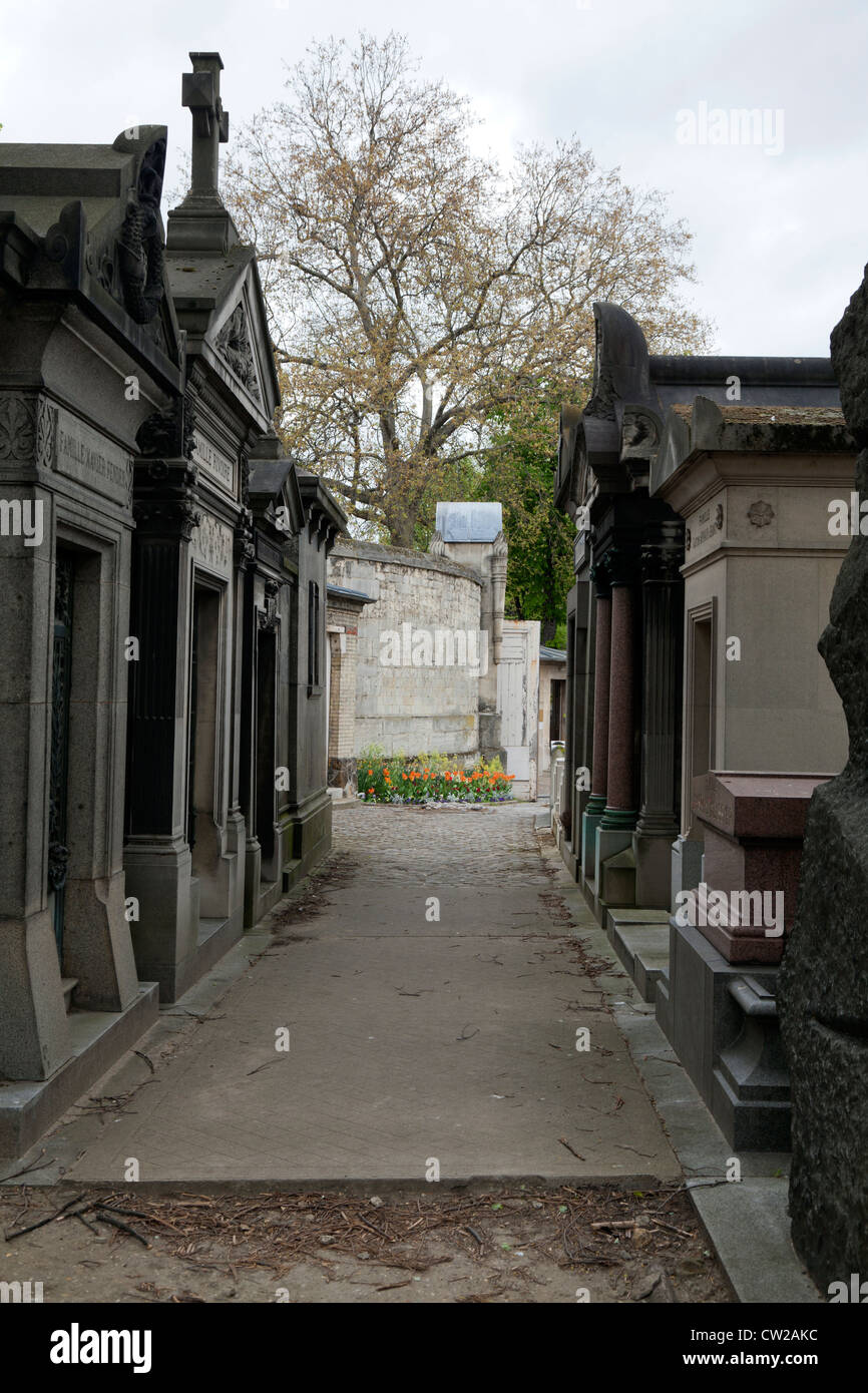 Blick durch reich verzierte Gräber am Friedhof Pere Lachaise, Paris, Frankreich Stockfoto