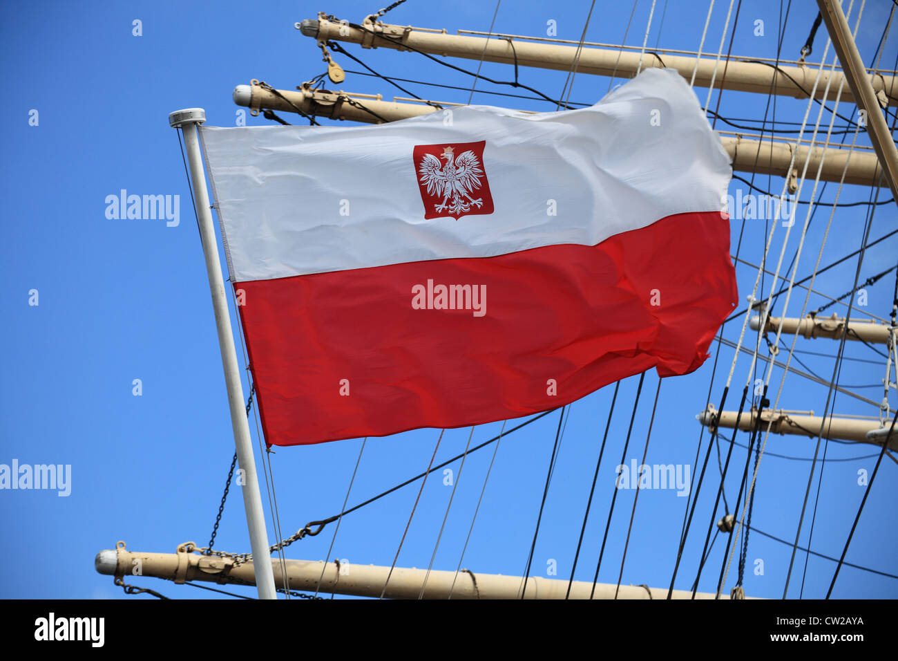 Flagge von Polen auf blauen Himmel Schiff im freien Stockfoto