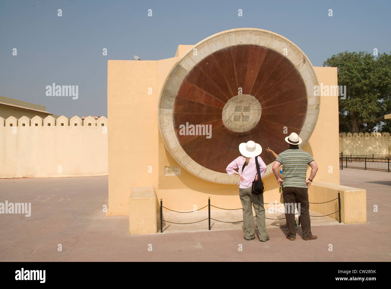 Touristen auf der Suche bei Narivalaya Yantra an Jantar Mantar, Jaipur Stockfoto