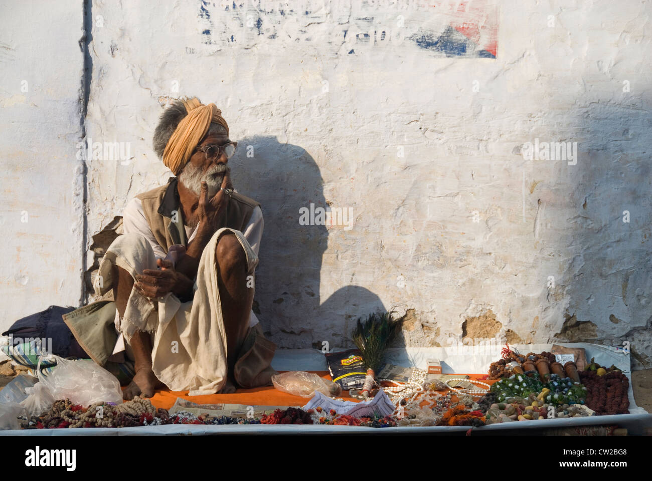 Ältere Straßenseite Anbieter Schmuckstücke auf der Suche nach potenziellen Kunden - Pushkar, Rajasthan, Indien verkauft Stockfoto