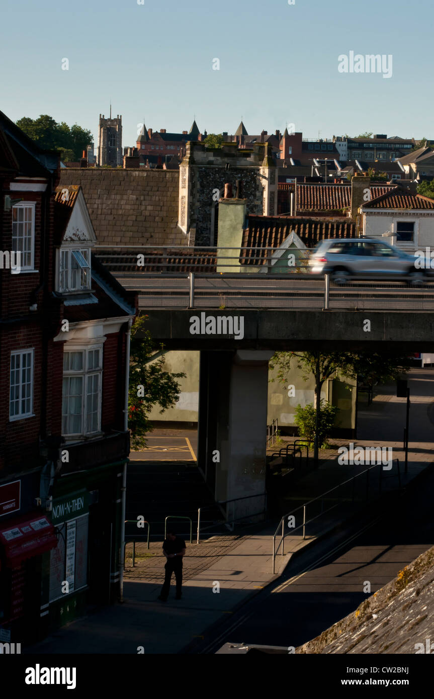 Magdalen Street mit Überführung Norwich Stockfoto