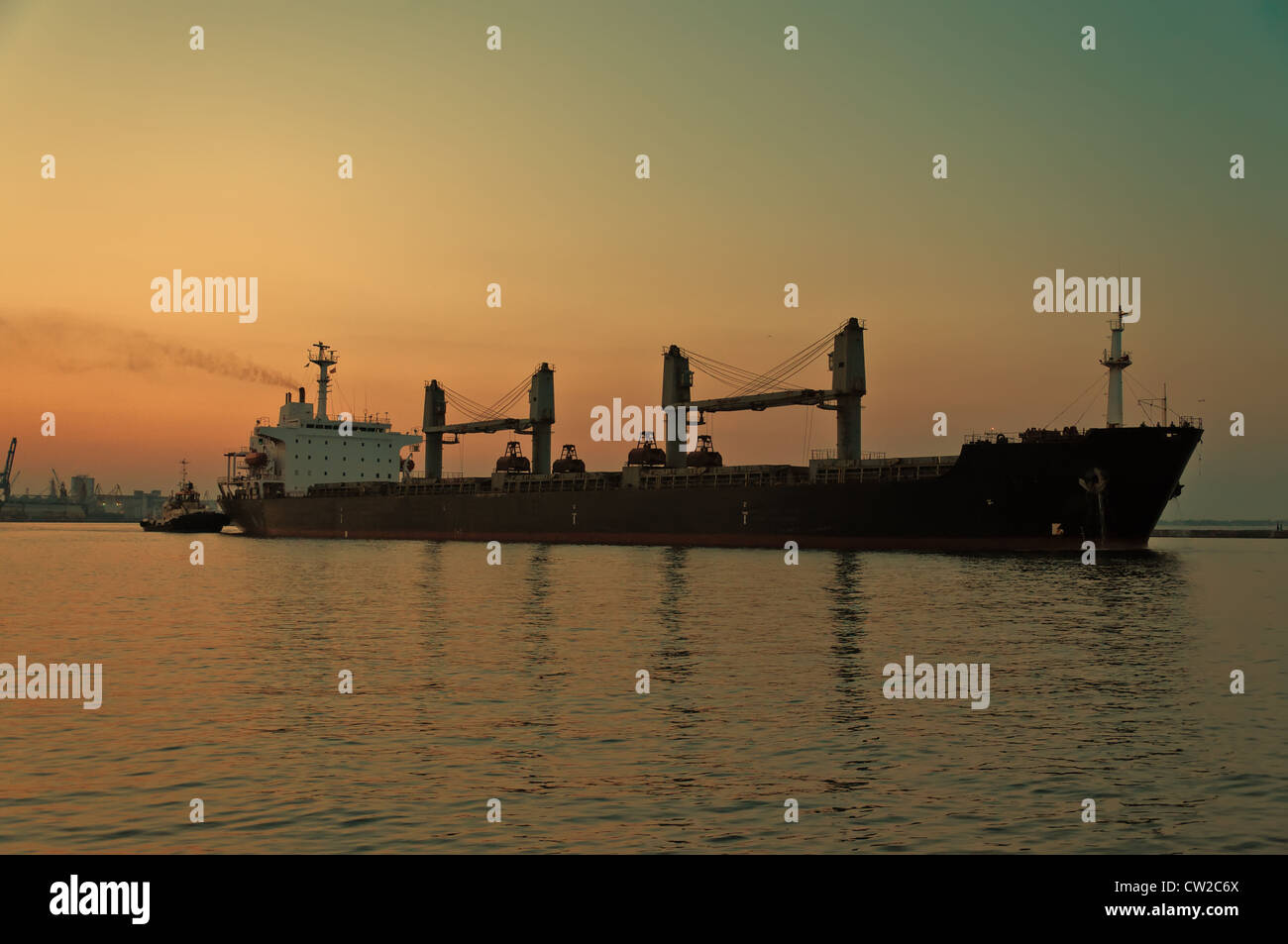 Das Erz Träger Dämpfigkeit aus dem Hafen auf dem Werg, ist das Bild bei Sonnenuntergang aufgenommen. Odessa. Ukraine. Stockfoto