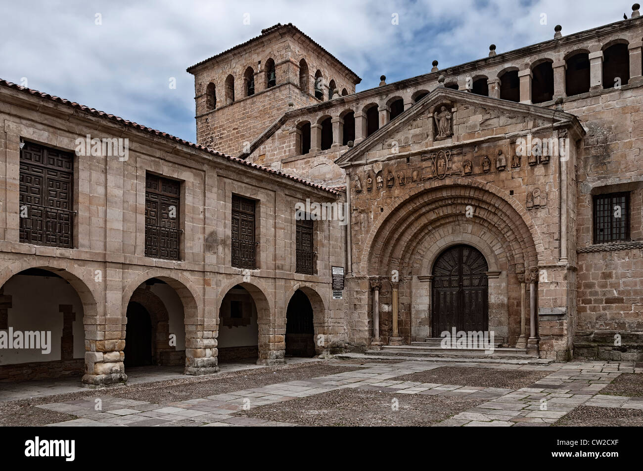 Stiftskirche Santa Juliana de Santillana del Mar eine der Romanischen Denkmäler von Kantabrien und ist ein Nationales Denkmal von Spanien, Europa Stockfoto