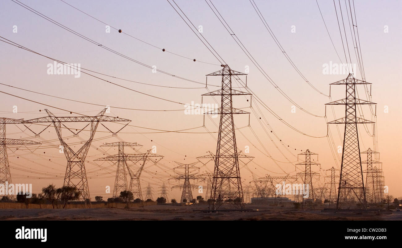 Dubai, stimmungsvolle Beleuchtung - Strommasten in der Wüste Stockfoto