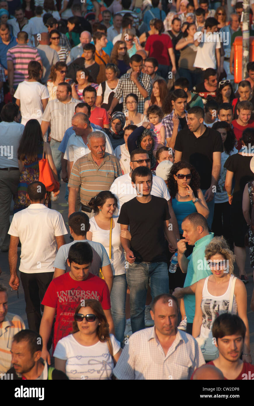 ISTANBUL, TÜRKEI. Eine bunte Szene an Eminonu Fährterminal voll. 2012. Stockfoto