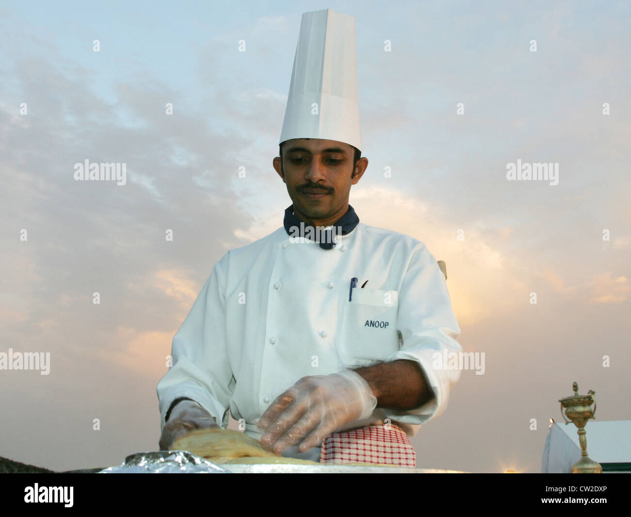 Dubai, bereitet ein Koch Essen Stockfoto