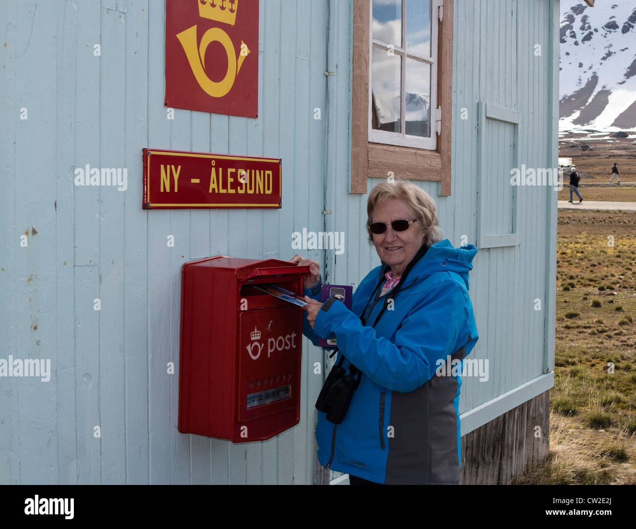 Karten buchen am nördlichsten Postamt in Ny Alesund Spitzbergen Norwegen Stockfoto