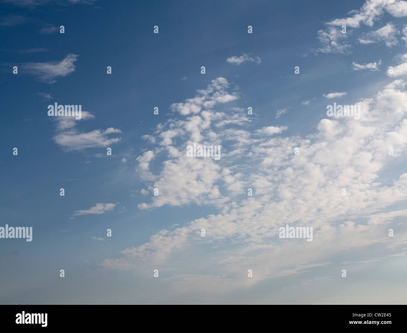 Wolken in Form der Britischen Inseln und Europa im Juni Stockfoto