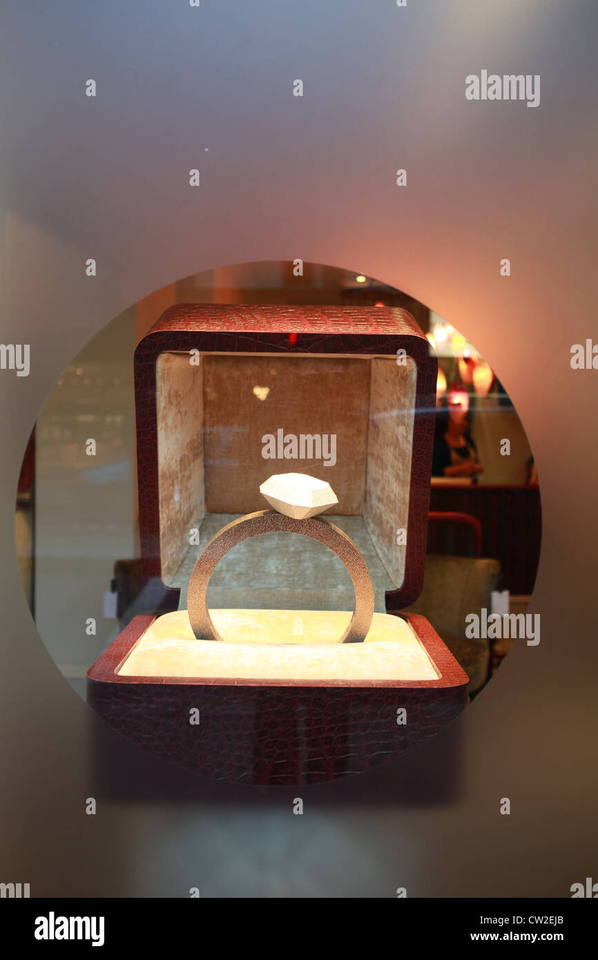 Riesiger Ring in einem Schaufenster, Stockfoto