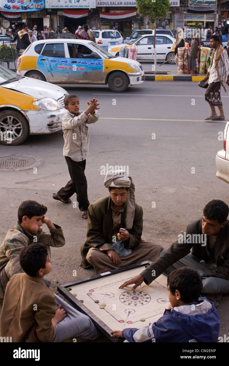 Kinder spielen auf der Straße, Bab Al-Jemen, Sana'a, ein UNESCO-Weltkulturerbe, Jemen, Westasien, Arabische Halbinsel. Stockfoto